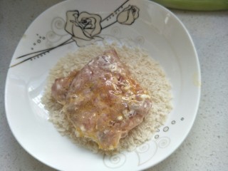 15、炸猪排,再放入面包糠中反正面沾均匀。