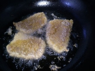 16、炸猪排,锅加入油，加热后，放入猪排炸。