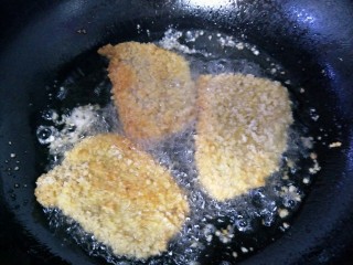 17、炸猪排,炸一面金黄后翻面。