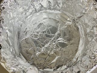 4、菠萝反转蛋糕,我没有固体模具,所以在六寸戚风模具里铺了一层锡纸。