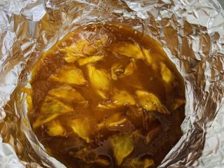 5、菠萝反转蛋糕,将做好的焦糖菠萝均匀铺入模具底部。