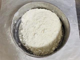 6、菠萝反转蛋糕,白鲨低筋粉提前过筛。