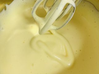 11、菠萝反转蛋糕,打发至体积明显变大两倍。提起打蛋勾能画出不易消失的纹路。