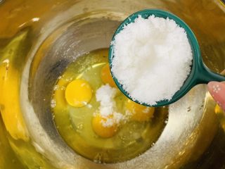 10、菠萝反转蛋糕,将全蛋液放入无油无水容器中加入白砂糖。