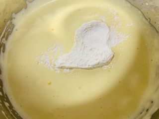 12、菠萝反转蛋糕,筛入白鲨低筋面粉,用刮刀采用切拌和翻拌手法,混合均匀至无干粉