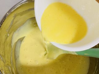 13、菠萝反转蛋糕,将提前熔化的黄油与牛奶液分次加入。