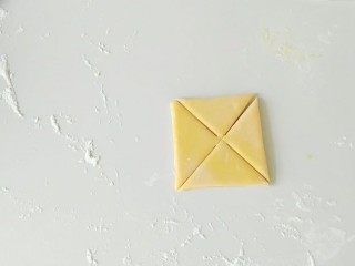 8、大风车彩色小馒头,纯色面团的风车做法，沿着对角线切，但是中间不切断，其他操作同以上步骤6，7。