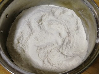 1、家常烫面饼,三碗面粉加一克盐。