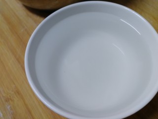 2、家常烫面饼,用一碗开水烫一多半的面，烙出来的饼比较软。