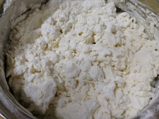 3、家常烫面饼,搅拌成面絮状，再加半碗凉水。