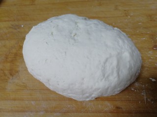 4、家常烫面饼,揉成偏软的面团。
