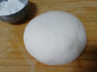 5、家常烫面饼,饧发5分钟，再揉成光滑面团。