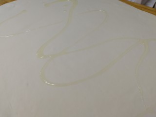 6、家常烫面饼,擀成大的面皮，上面淋上些食用油。