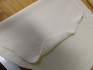 7、家常烫面饼,把面皮上的油擦均匀。