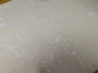 8、家常烫面饼,撒上少许面粉。