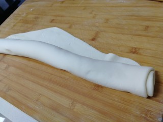 9、家常烫面饼,由下往上卷起。