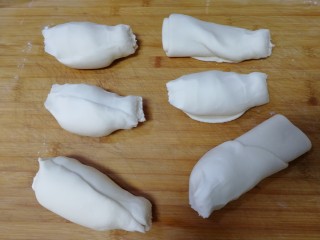 10、家常烫面饼,分六等份。