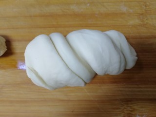 11、家常烫面饼,把面剂上下向相反的方向拧一圈。