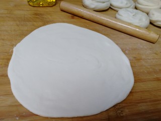 13、家常烫面饼,面剂上刷薄油，擀成薄圆面饼。