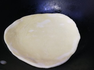 14、家常烫面饼,热锅不放油，锅热放入饼胚，中小火烙15秒翻面，再烙15秒。
