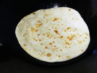 15、家常烫面饼,翻面加少许油，中小火再烙15秒，饼全都起鼓就熟了。