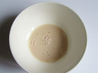 2、维尼豆沙馒头,酵母粉放入温水搅匀放置5分钟，下面就要给大家详细的介绍一下和面三光不粘盆的技巧了