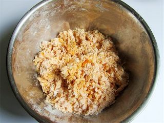 4、维尼豆沙馒头,不要急忙下手，先用筷子把四周的面粉往中间坑里填，然后转圈搅拌，不要把水碰到盆边上，搅成絮状，再用拌面刮刀把盆边刮干净