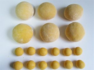 13、维尼豆沙馒头,大面团分成7个，每个50克，14个4克的小面团揉好盖上保鲜膜，静置10分钟