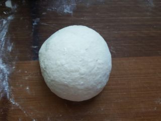 1、 天然酵种割口欧包,将面包用料全部放进容器中揉面，揉好后进行基础发酵。