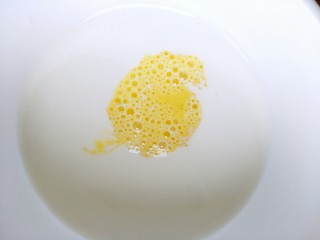 1、#家有烤箱#＋彩色面包卷,把牛奶，鸡蛋，糖和盐混合，和高筋面粉揉成面团