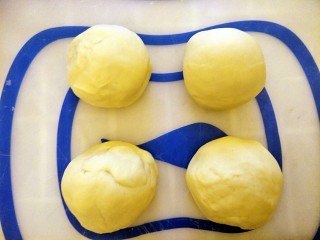 3、#家有烤箱#＋彩色面包卷,分成四个大小均匀的面团