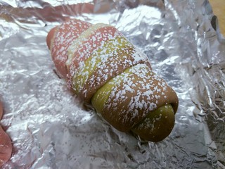 11、#家有烤箱#＋彩色面包卷,烤箱预热，在发酵好的面包上筛上一层高筋面粉