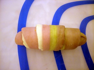 9、#家有烤箱#＋彩色面包卷,从宽的一端开始卷起，根据自己喜好可以卷肉松或者其他酱料