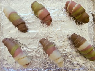 10、#家有烤箱#＋彩色面包卷,卷好以后，放湿润温暖处进行第二次发酵，发至1.5倍大