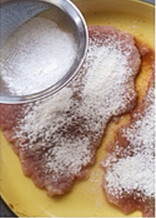 4、黄金炸猪排,腌好的肉片，洒上薄薄一层干面粉，提起肉片抖掉多余的面粉，只留薄薄的一层