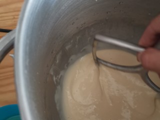 3、华夫饼(家庭版),先低速，再中高速，拌匀