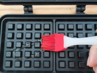 11、华夫饼(家庭版),模具刷油，用软化的黄油也可以