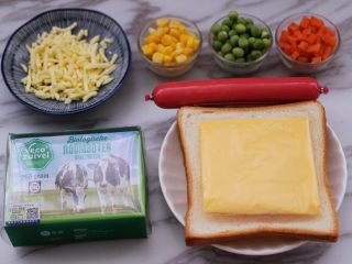 1、田园时蔬吐司披萨,首先备齐所有的食材。