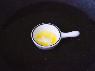 4、田园时蔬吐司披萨,黄油隔热水直接融化。