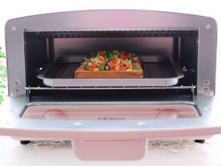 11、田园时蔬吐司披萨,把做好的吐司披萨，放入烤箱的中层。