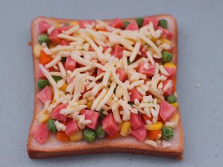 9、田园时蔬吐司披萨,最后撒上芝士碎。