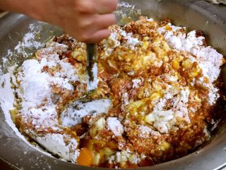 1、做年货 家宴特色秘制龙眼丸子(31个步骤图文详细解释),先借助工具把这些调料搅匀。