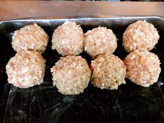 8、做年货 家宴特色秘制龙眼丸子(31个步骤图文详细解释),将初步整形完的龙眼丸子放在盘子里。