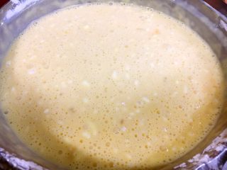 9、做年货 家宴特色秘制龙眼丸子(31个步骤图文详细解释),将鸡蛋磕入淀粉里,把淀粉调成稀糊状,具体的量我没有称重,这个量就先宽些吧。