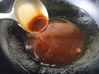 17、做年货 家宴特色秘制龙眼丸子(31个步骤图文详细解释),放入适量酱油调色,放适量的盐调味,淋入湿淀粉勾薄芡,淋两滴香油或者花椒。