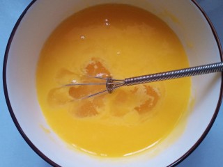 3、送你一朵小红花,再加入牛奶，没有牛奶，换成温水也可以。搅拌均匀，充分乳化