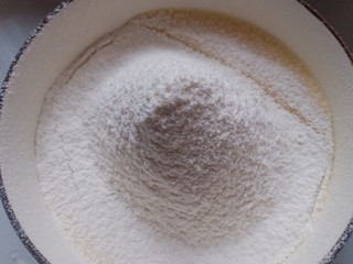 4、送你一朵小红花,最后筛入低粉，翻拌到没有干粉状