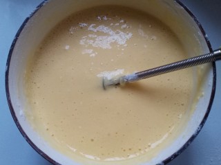 5、送你一朵小红花,如图，蛋黄糊混合好后，烤箱预热160度。