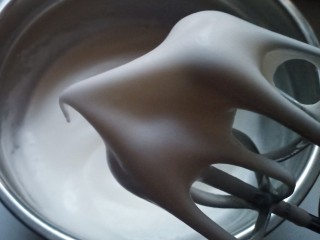 6、送你一朵小红花,再来打发蛋白。蛋清分3次加入细砂糖打发。打到湿性发泡后再打发几秒钟即可。提起打蛋头，有大弯钩。不要打发太干了，吃起来不绵软