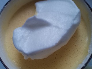 7、送你一朵小红花,取一小部分大概1/3的蛋白倒入蛋黄糊中，翻拌均匀